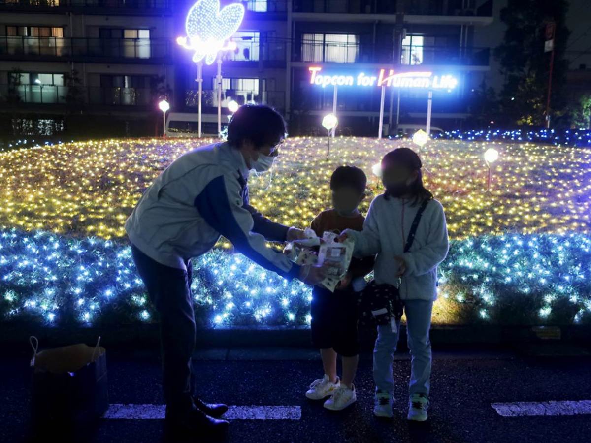 クリスマスイルミネーションの来場者へsweet heartのお菓子をプレゼント（株式会社トプコン）。