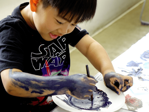 自閉症の子どもたちの才能を開花させるAOAartのワークショップ