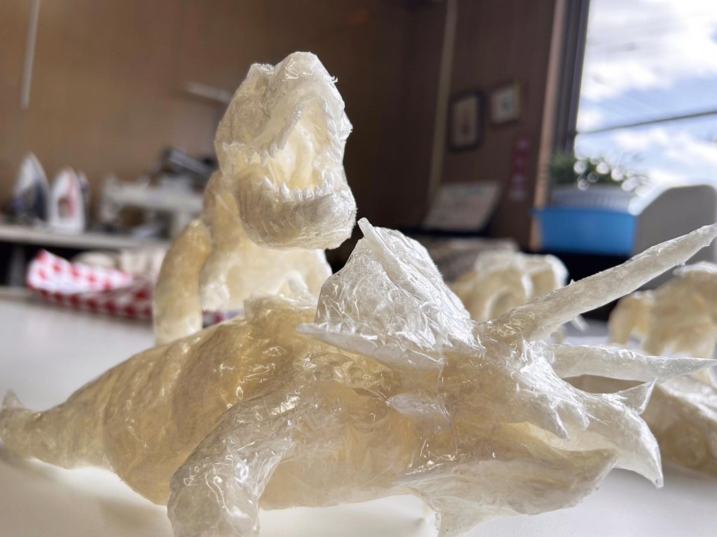 アート作品だけでなく、造形作品なども生まれている加音の創作活動。セロハンテープでつくられた恐竜は、骨格づくりから始まり、肉付けしていくといいます。かなりの精工さ……！
アート作品だけでなく、造形作品なども生まれている加音の創作活動。セロハンテープでつくられた恐竜は、骨格づくりから始まり、肉付けしていくといいます。かなりの精工さ……！

